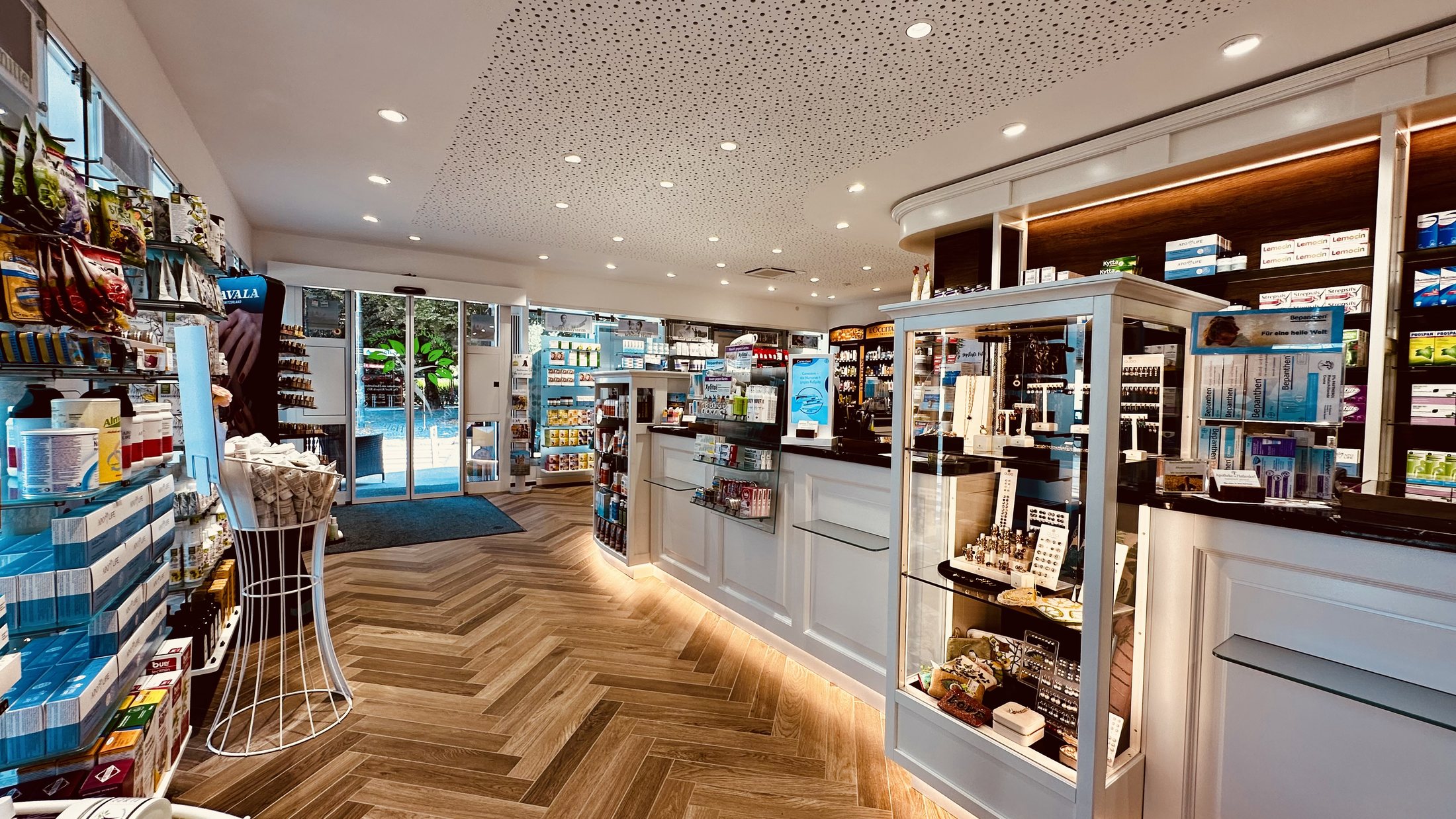 Blick vom Eingang in die Apotheke
